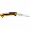 Fiskars Scie à élaguer Pour Bois Vert, Lame Rétractable, Grandes Dents, Coupe Tirante, Longueur De Lame: 16 Cm, Lame En Acier Inoxydable, Noir/Orange, Xtract, SW73, 1000613