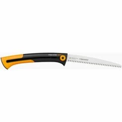 Fiskars Grande Scie à élaguer Rétractable, Pour Bois Vert, Lame Rétractable, Grandes Dents, Coupe Tirante, Longueur De Lame: 25,5 Cm, Acier Inoxydable, Noir/Orange, Xtract, SW75, 1000614